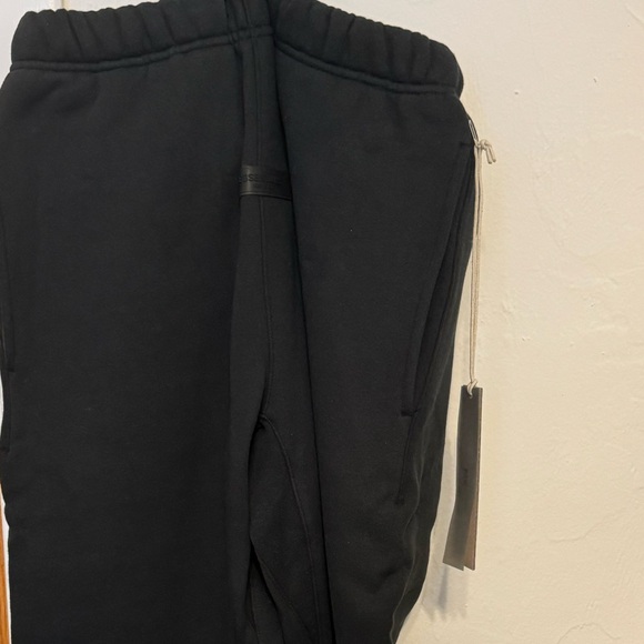 FEAR OF GOD ESSENTIALS
Black Drawstring Sweatpants - Picture 2 of 8